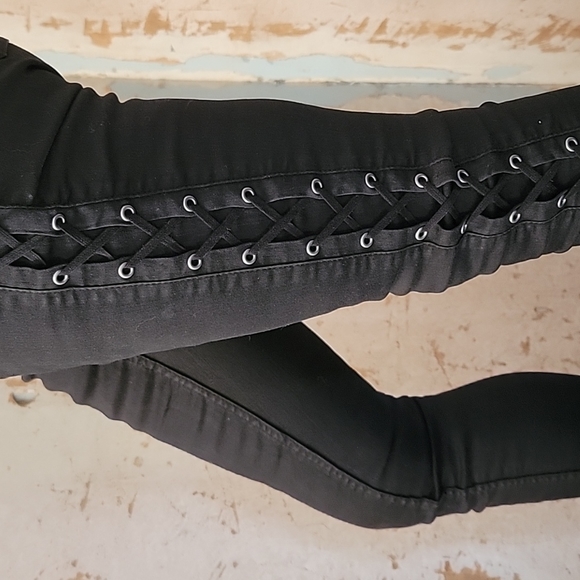 Ladies - Picture 3 of 11